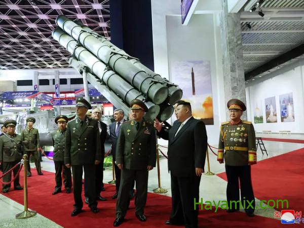 جولة لوزير الدفاع الروسي في معرض للأسلحة بكوريا الشمالية
